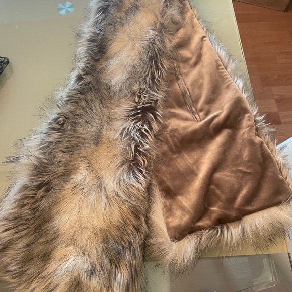 Canadian faux fox fur bridal wrap . Gorgeous quality . Royal scout co. Sold out. - Picture 7 of 8